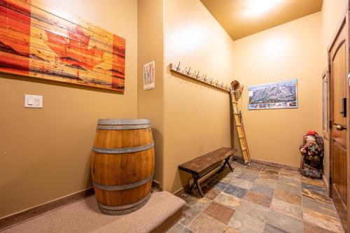 Trapper's Lodge - 4 Bd w Great View, Private Hot Tub