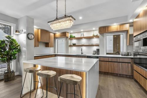 Chalet Monashee - Brand New High-End Property with Amazing Views, Big White (foto 9)
