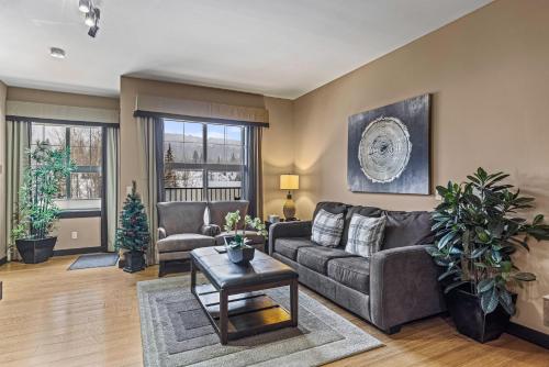 Luxurious Condo with Spa, Steam Room hosted by Fenwick Vacation Rentals