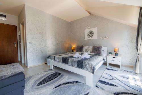 VonAmor Rooms - image 2