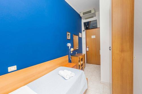 Single Room image 3
