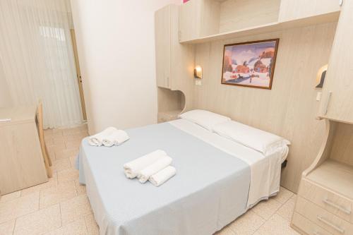 Double or Twin Room image 5
