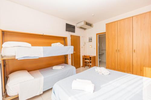 2 twin beds, 2 bunk beds