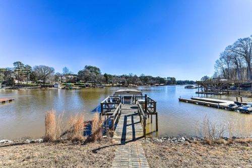 Lake Norman Cabin Private Dock and Hot Tub! in Denver, USA