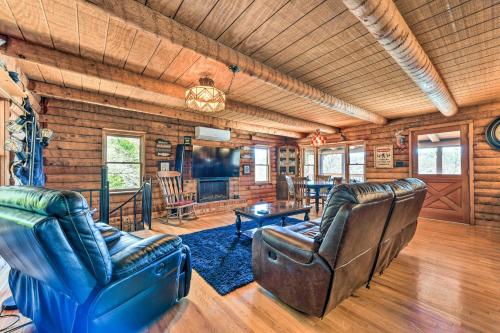 Lake Norman Cabin Private Dock and Hot Tub! in Denver, USA