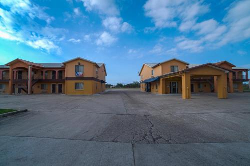 Texas Inn San Benito near Harlingen - 출입구