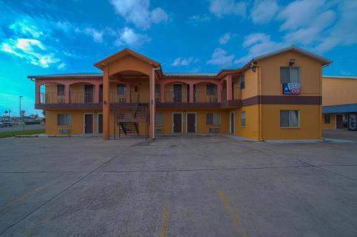 Texas Inn San Benito near Harlingen - 출입구