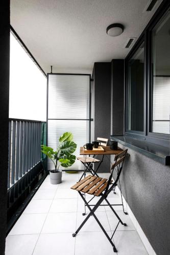Cozy studio with balcony next to Vistula Boulevrads, Old Town - Tap to explore photos