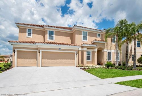 Spacious 14BR 11Bath Pool Home in Great Location home in Davenport, USA