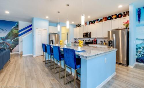 Spacious 14BR 11Bath Pool Home in Great Location home in Davenport, USA