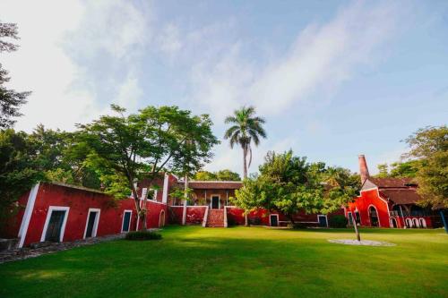 Hacienda extraordinaria, jardines preciosos y pirámides