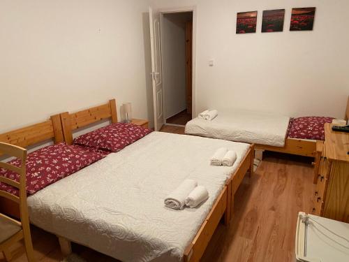 2 twin beds