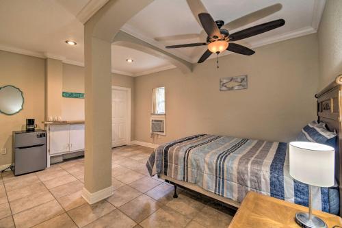 Spacious Gulf Shores Hideaway with Pool and Deck! in กัลฟ์ชอร์ส (AL)