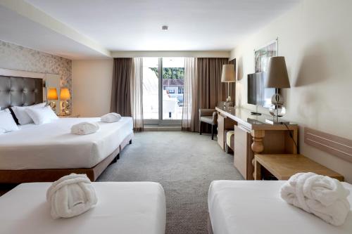 Family Room with Balcony (2 Adults + 2 Children up to 10 years old)