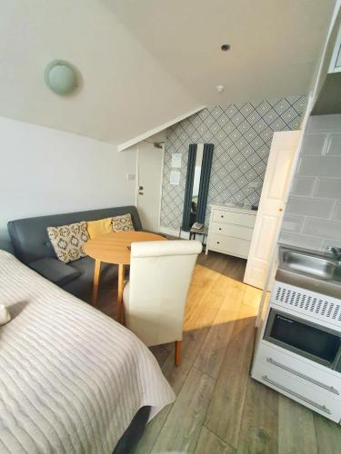 Avis Hotel - image 12