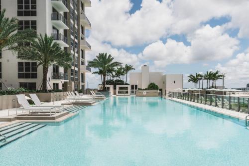Stylish and Modern Apartments at The Palmer Dadeland in Glenvar Heights