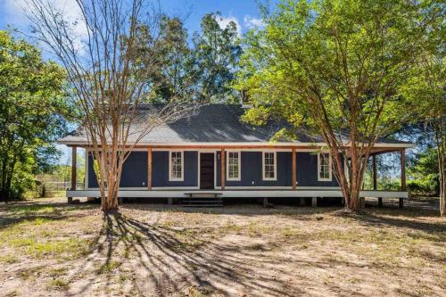 Charming 1900s Farmhouse with Hay Meadow View in Nacogdoches, Vereinigte Staaten von Amerika