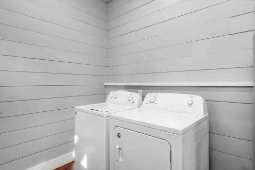 Charming 1900s Farmhouse with Hay Meadow View in Nacogdoches, USA