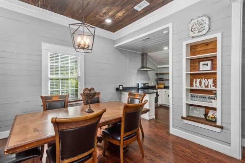 Charming 1900s Farmhouse with Hay Meadow View in Nacogdoches, USA
