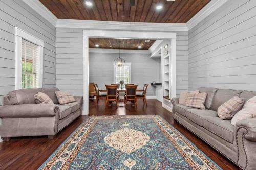 Charming 1900s Farmhouse with Hay Meadow View in Nacogdoches, USA