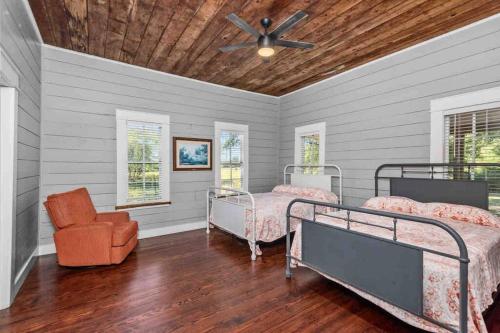 Charming 1900s Farmhouse with Hay Meadow View in Nacogdoches, USA