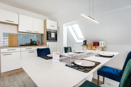 Spacious & Luxury: Kitchen - Parking - Netflix - image 10