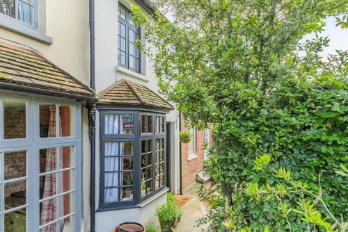 Pieman's Cottage - Pulborough, West Sussex Cottage - sunny courtyard - Pulborough