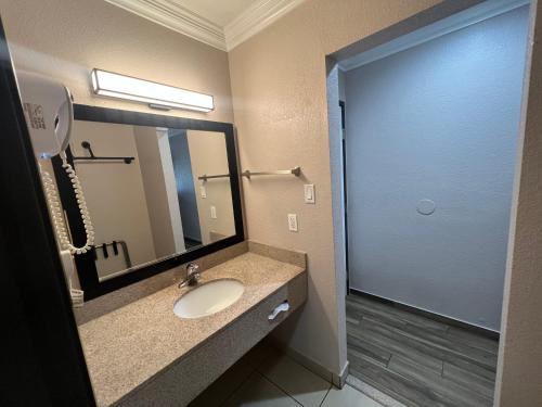 Econo Lodge Inn & Suites Mesa - image 6