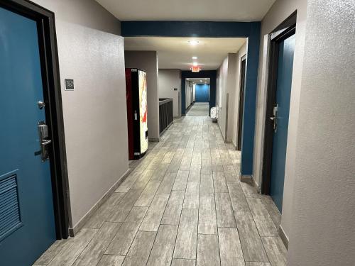 Super 8 by Wyndham Mesa Downtown Near Convention Center in เวสต์เมซา