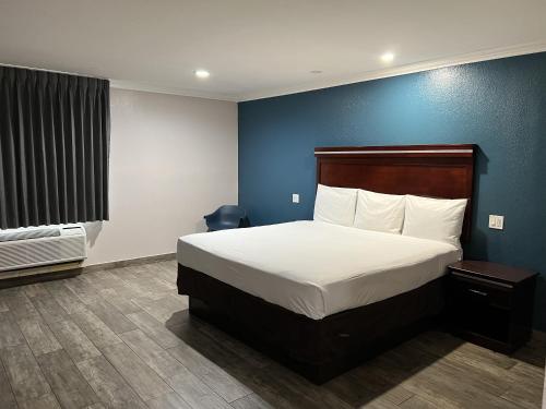 Super 8 by Wyndham Mesa Downtown Near Convention Center in เวสต์เมซา