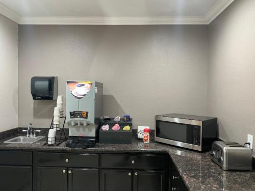 Econo Lodge Inn & Suites Mesa - image 8