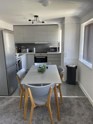 Paradigm House, Modern 2-Bedroom Duplex Apartment 2, Free Parking, Oxford in 北欣克西