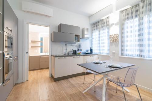 Vittoria Suite, con Jacuzzi - by Host4U