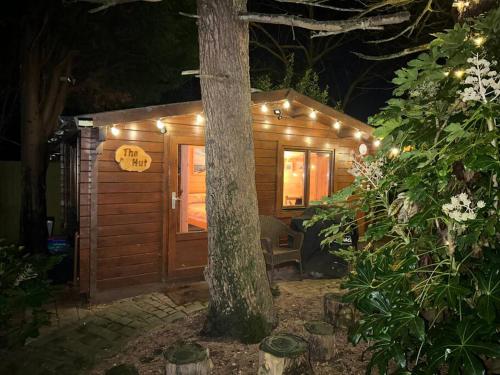 Cosy Cabin, hidden from the main house - Sleeps 2 - EV in Hawkinge