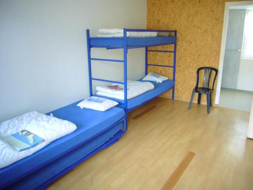2 twin beds, 2 bunk beds