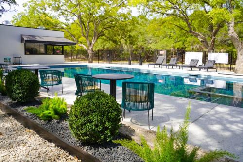 Úszómedence, Wimberley Inn & bar in Wimberley (TX)
