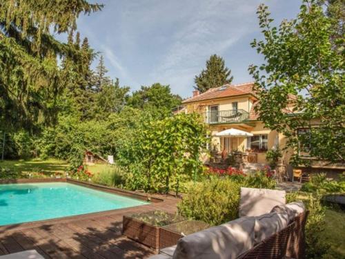  Luxurious Holiday Home in Perchtoldsdorf with Swimming Pool in 2380 Perchtoldsdorf