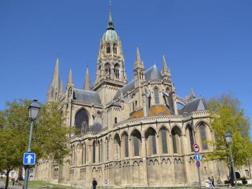 Calm and comfortable apartment in Bayeux, 9km from the beach