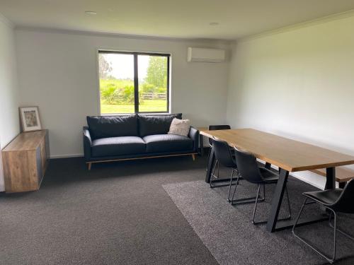 Pub/Lounge, Beautiful Home with Rural Views in Te Awamutu