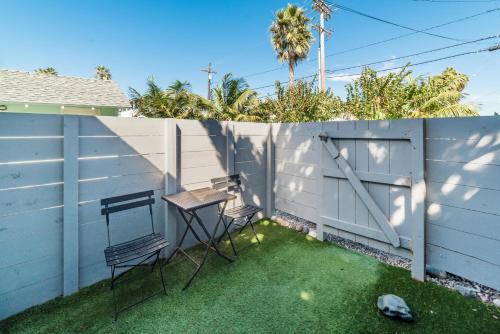 Pacific Bungalow in Oceanside with Backyard & Tiny House in Oceanside, USA