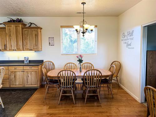 UNDER THE RIM GUEST HOUSE MAIN HOUSE 101 - image 12