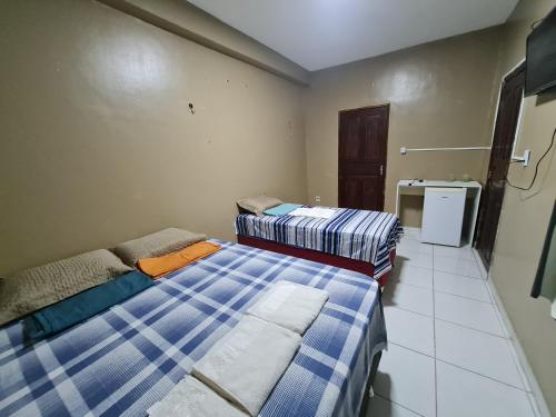 1 queen bed, 2 twin beds