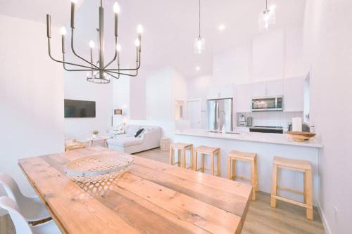 Oasis Getaway, Mins to Lake, King Bed, Dbl Garage in Windermere (BC)