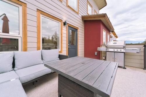 Oasis Getaway, Mins to Lake, King Bed, Dbl Garage in Windermere (BC)