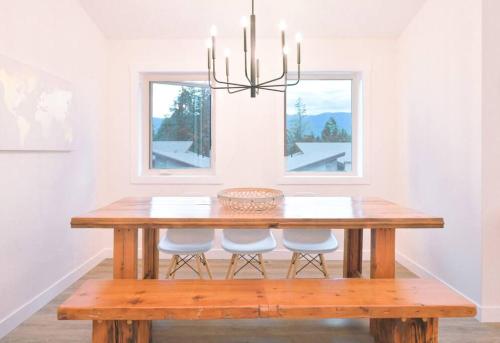 Oasis Getaway, Mins to Lake, King Bed, Dbl Garage in Windermere (BC)