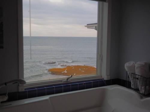 Casa al Mare Beachfront Retreat King Bed Near Yale in East Haven