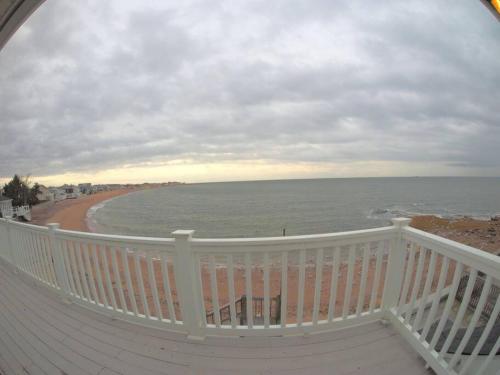 Casa al Mare Beachfront Retreat King Bed Near Yale in East Haven
