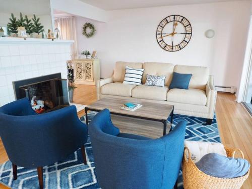 Casa al Mare Beachfront Retreat King Bed Near Yale in East Haven