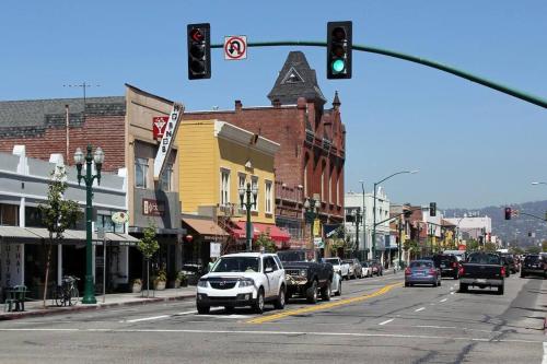 Victorian with Parking; 1 Blk to Park St eateries - Apartment - Alameda