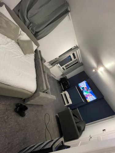 Lovely Spacious Studio Apartment, Separate Kitchen